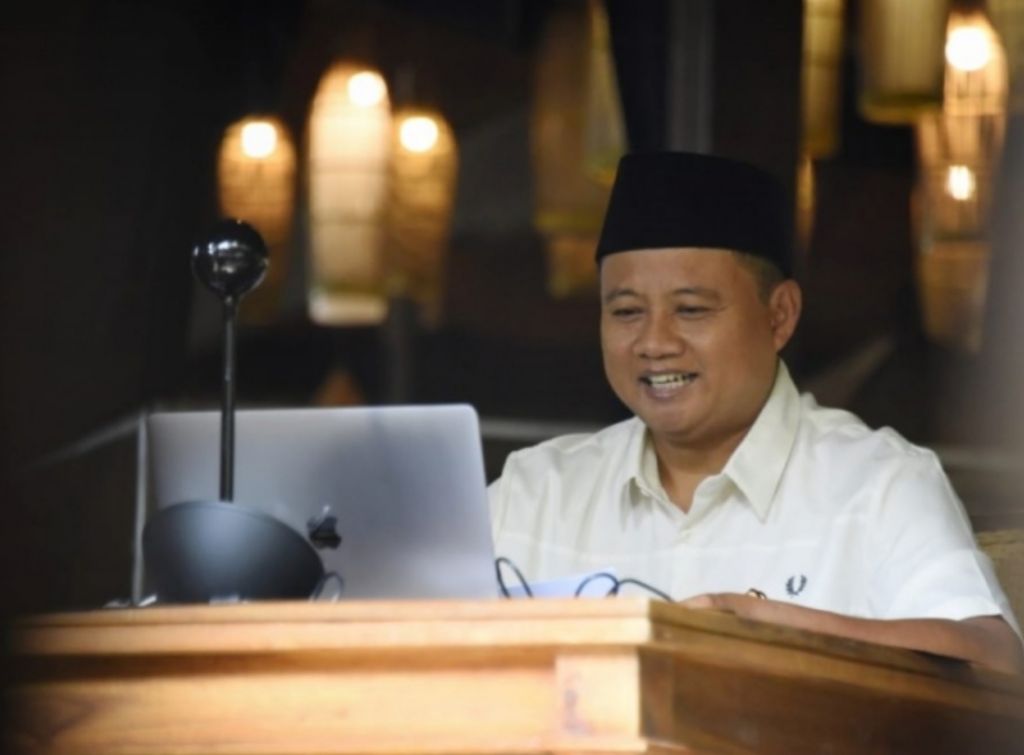 Wakil Gubernur (Wagub) Jawa Barat (Jabar) Uu Ruzhanul Ulum saat menghadiri silahturahmi Halal bi Halal Idulfitri 1442 Hijriah Ikatan Cendekiawan Muslim Indonesia (ICMI) Provinsi Jabar via konferensi video dari Kabupaten Garut, Selasa (1/6/2021).