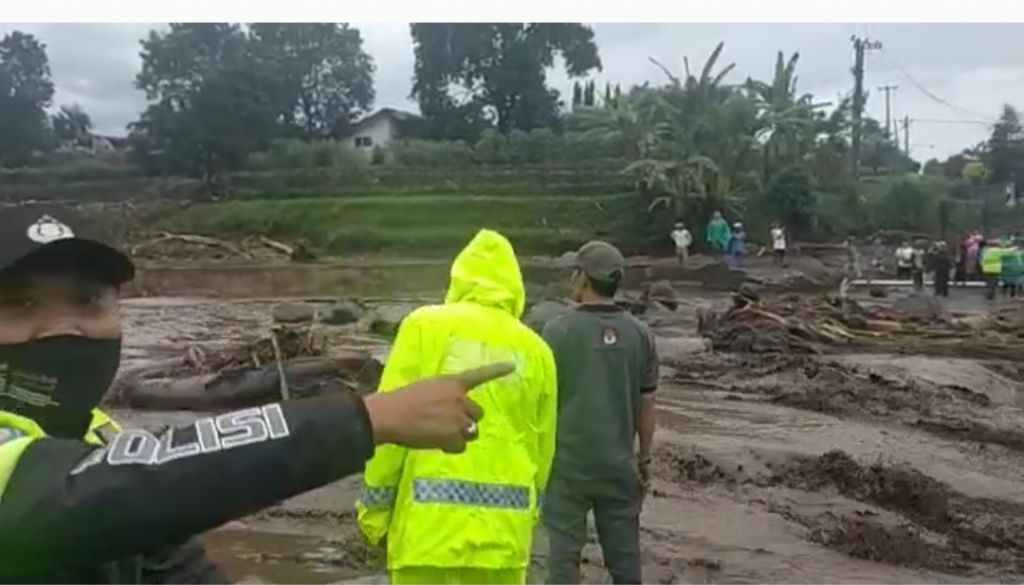 Banjir bandang menerjang Kota Batu di Jawa Timur, setelah hujan dengan intesitas tinggi mengguyur wilayah hulu Daerah Aliran Sungai (DAS) Brantas. Kampung Warna warna diterjang banjir bandang (video)) 