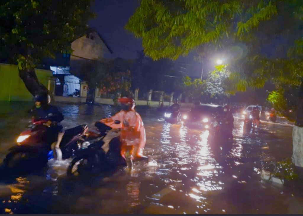 Banjir yang menggenangi kawasan Kodam V Brawijaya, Minggu malam (12/12/2021)