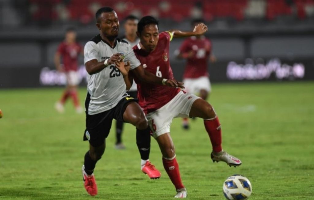Pemain Timnas Indonesia Evan Dimas (kanani) berebut bola dengan pemain Timnas Timor Leste Joao Panji dalam pertandingan sepak bola Leg 1 FIFA Matchday di Stadion I Wayan Dipta, Gianyar Bali, Kamis (27/1/2022).