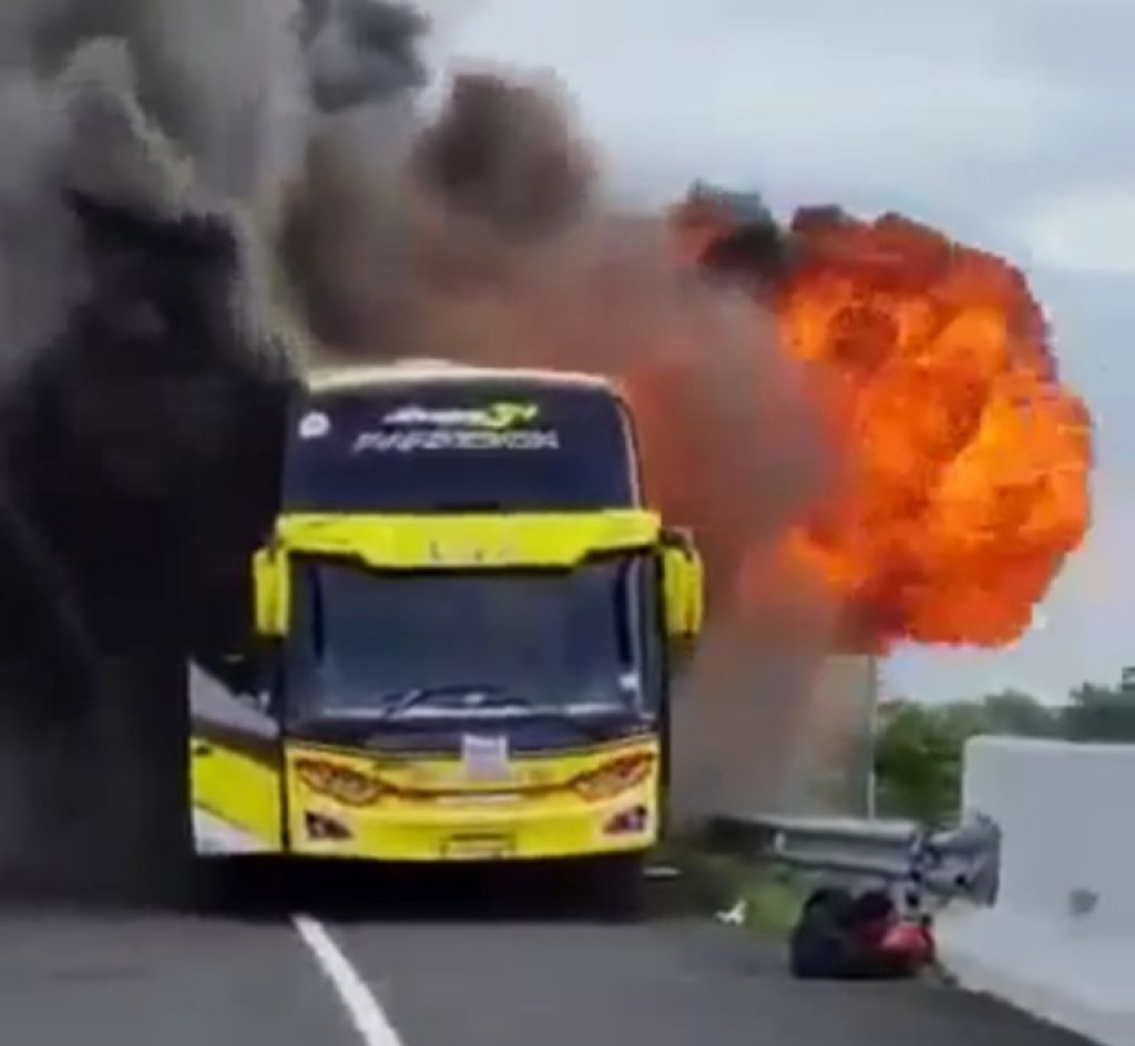 Kondisi bus saat terbakar  di Tol Pandaan-Malang.