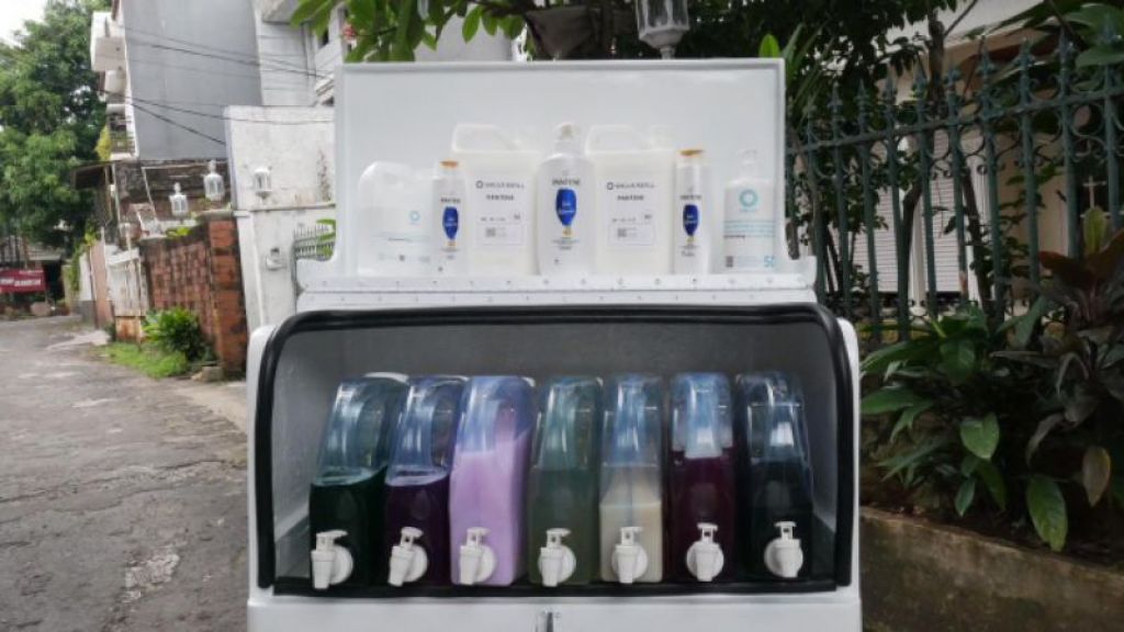 Isil ulang Pantene yang diantar ke konsumen.