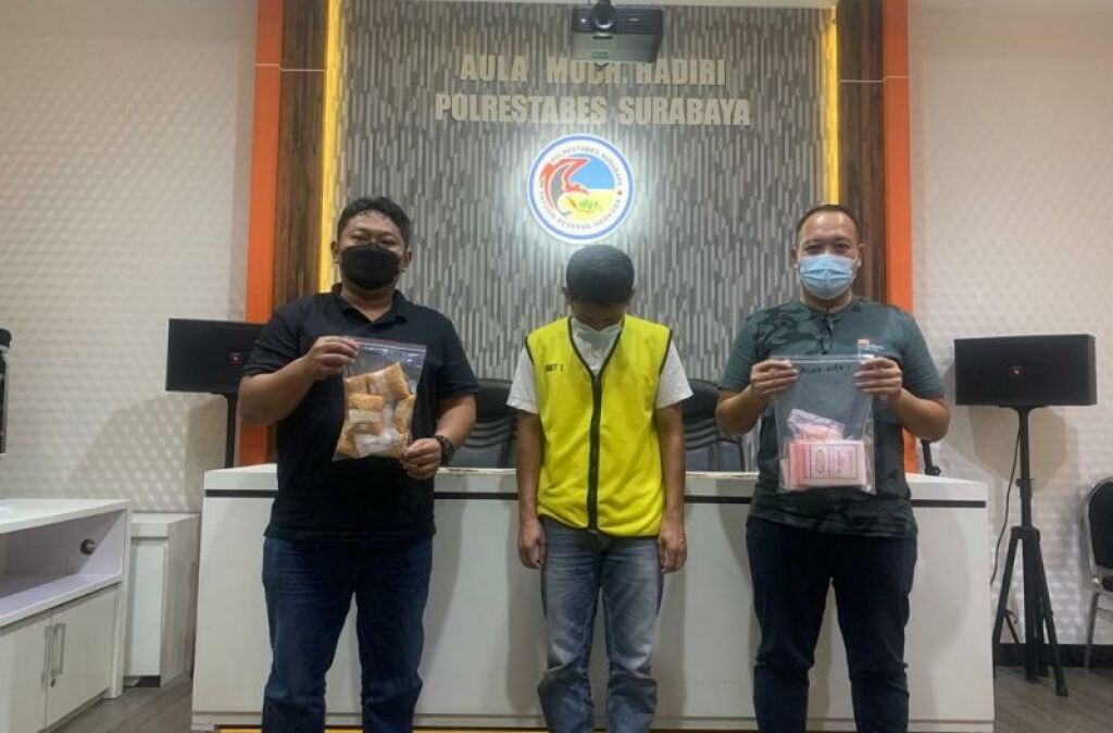 Tersangka tertunduk saat dipamerkan depan wartawan.