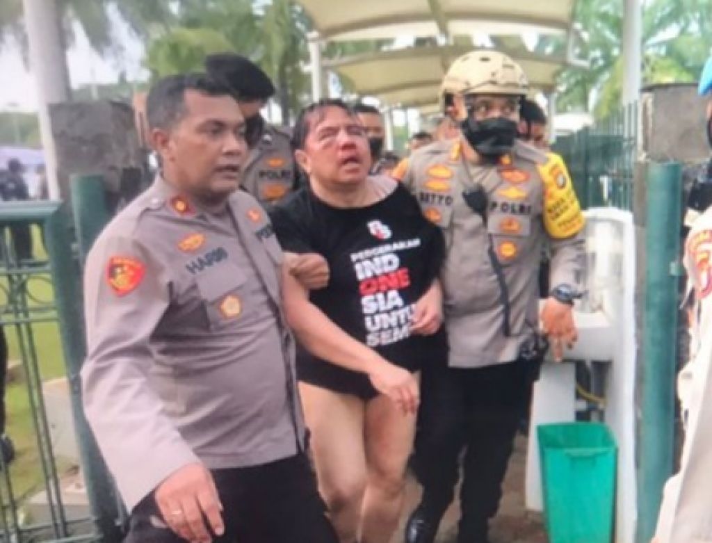 Dihajar Massa, Ade Armando Sempat Nangis dan Mohon Ampun