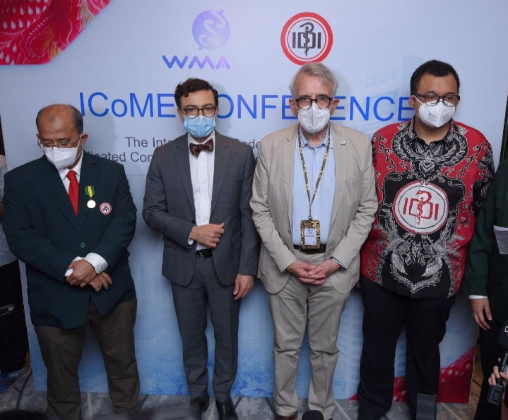 Foto Dari kiri ke kanan: Ketum IDI DR adib Khumaidi, SpOT - Prof dr Ramin Pasha Pashi - Sekjen WMA dr Otman Kloiber - Ketua Panitia konferensi dr Pukovisa Prawiroharjo, SpS(K)