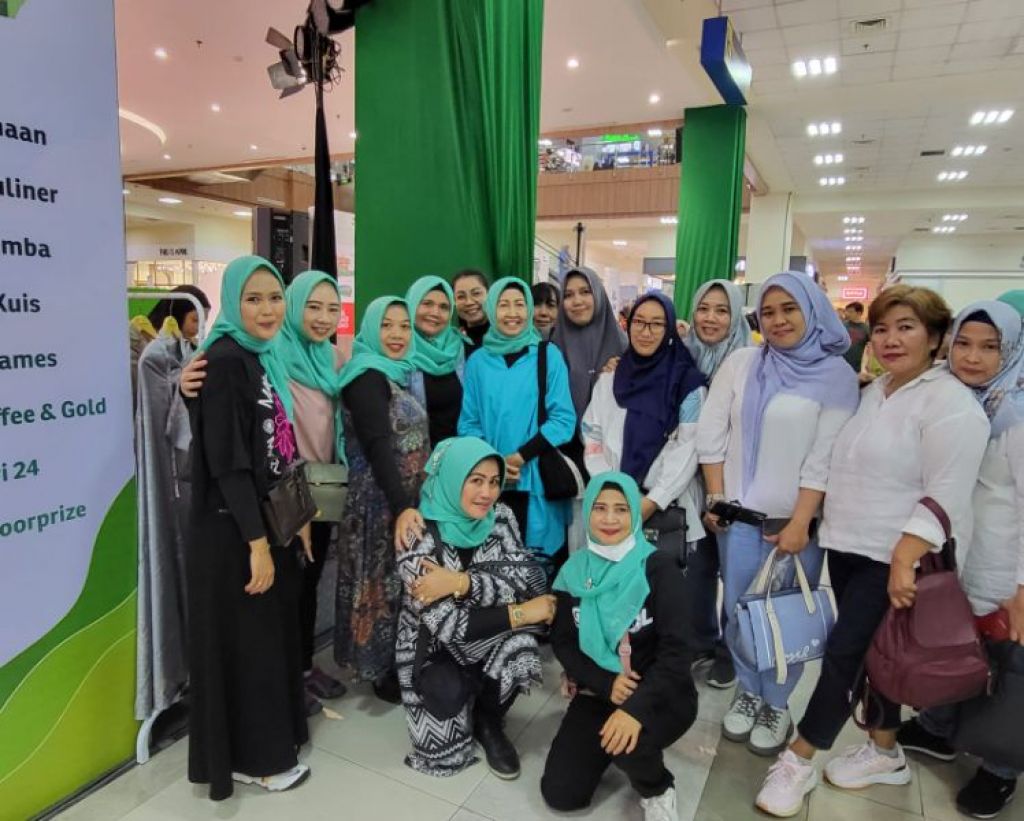 Rombongan  dari Ikatan Istri Karyawan Pegadaian (IIKP) PT Pegadaian Kanwil XII Surabaya ikut meramaikan mengunjungi pekan raya pegadaian yang diselenggarakan oleh PT Pegadaian Kanwil XII Surabaya 