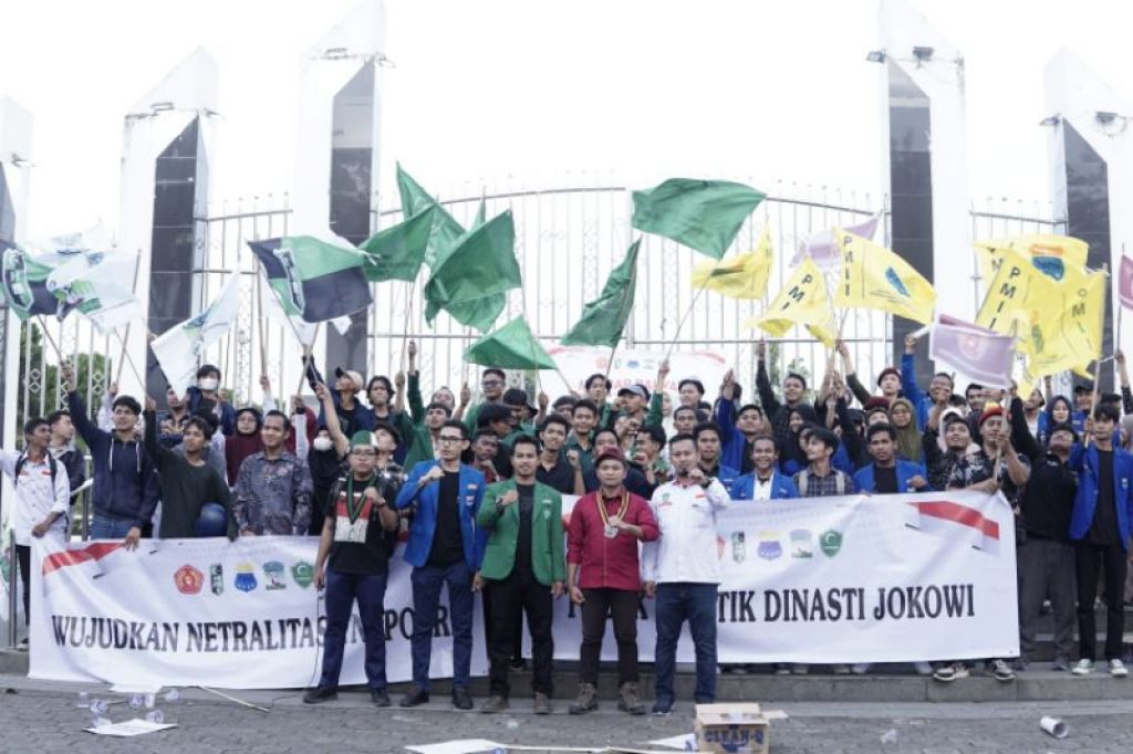 Ratusan mahasiswa dari berbagai elemen menyelenggarakan aksi mimbar rakyat di Taman Makam Pahlawan, Jl SM Raja Medan, pada Selasa sore (12/12/2023). 