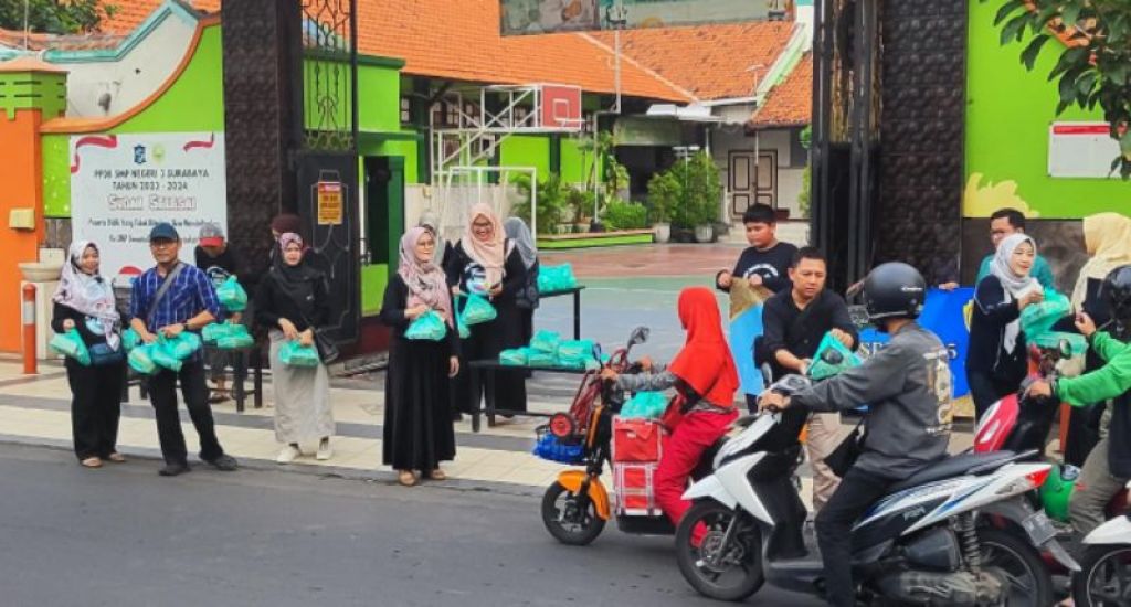 Berburu Berkah Ramadhan, Alumni Spega Angkatan 1995 Bagikan Ratusan Paket Takjil