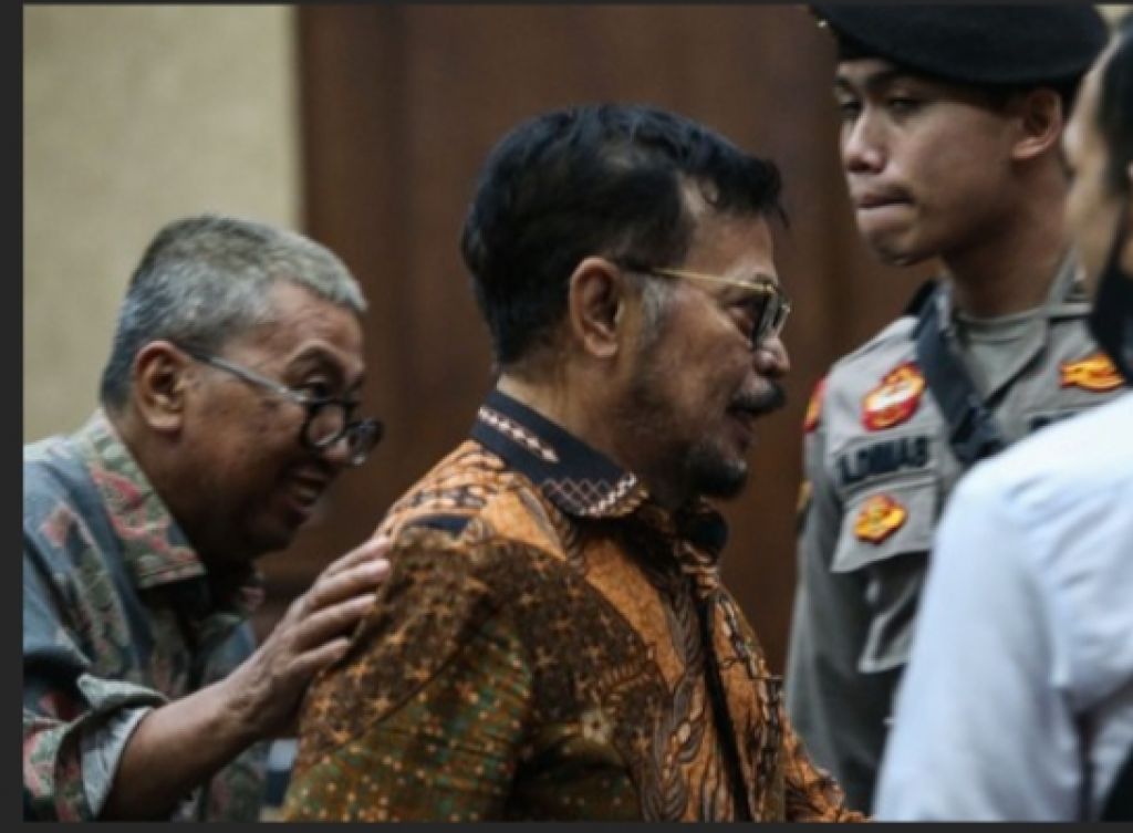 Menteri Pertanian periode 2019–2023 Syahrul Yasin Limpo (SYL) berjalan ke luar ruang sidang