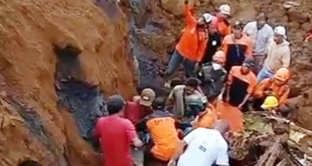 Tebing longsor di area penambangan pasir desa Pronojiwo