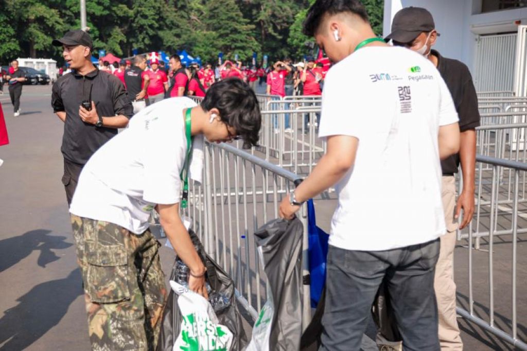 Pegadaian Ajak Pecinta Bola Bersih-Bersih Stadion Usai Pertandingan Indonesia VS Irak