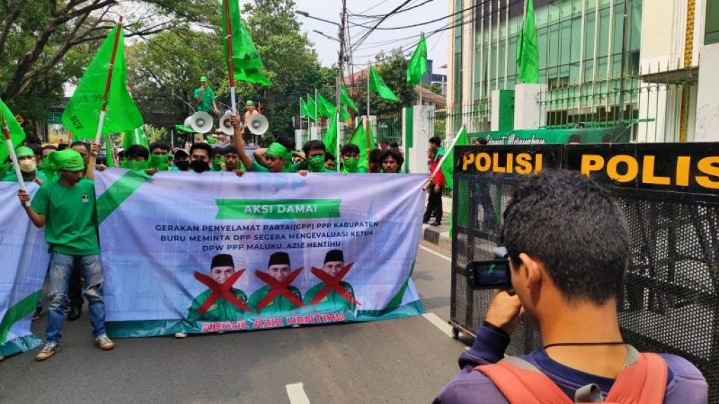 Gerakan Penyelamat Partai PPP Buru Demo Aziz Hentihu di Kantor DPP