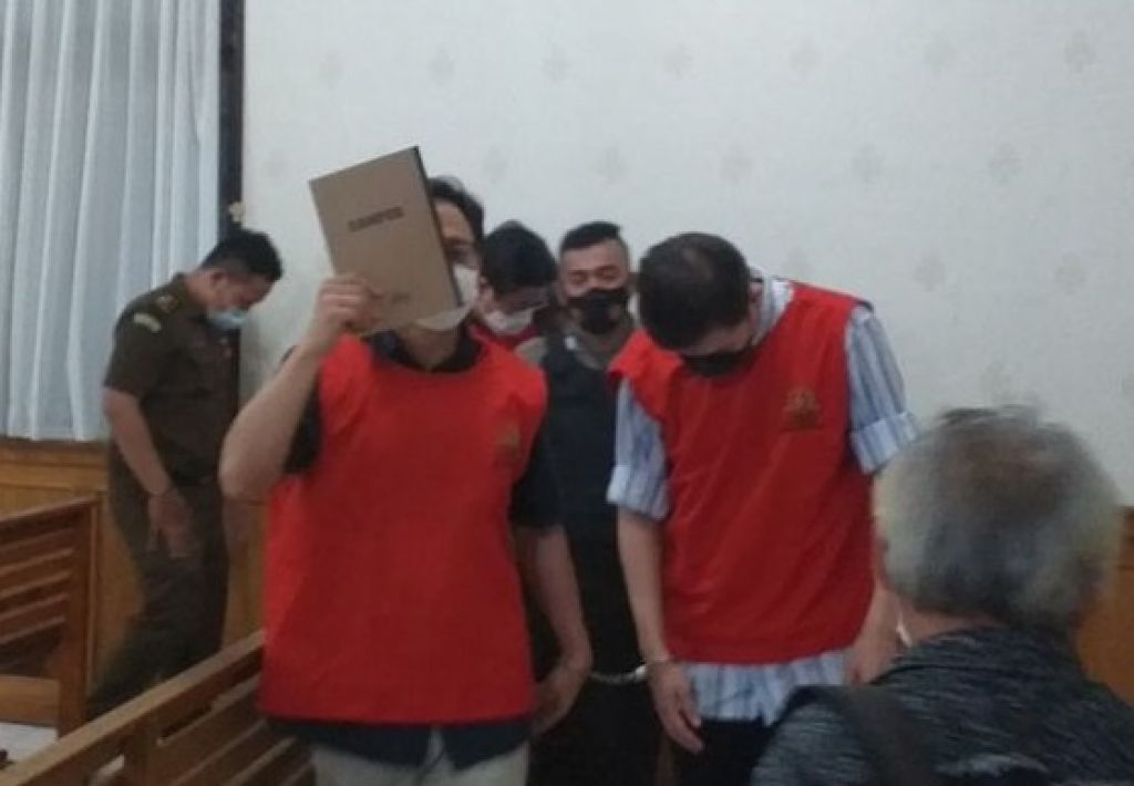 Para terdakwa saat digiring ke tahanan usai sidang.