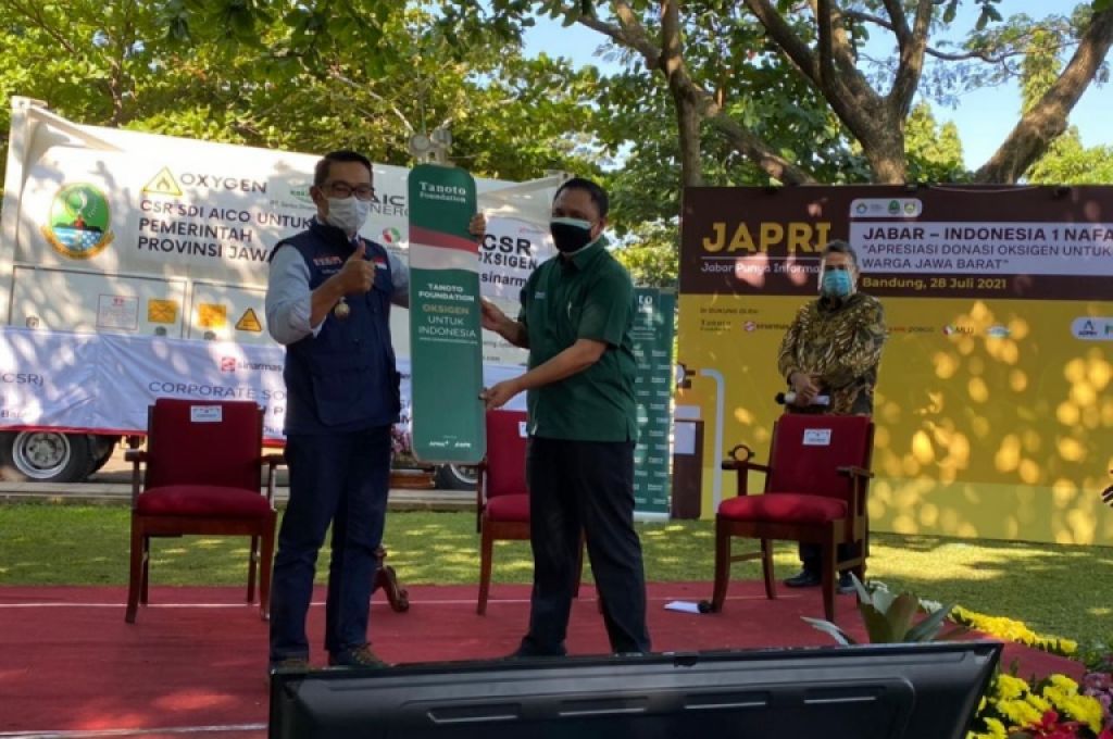 Gubernur Jawa Barat Ridwan Kamil, Jawa Barat mendapatkan 85,8 ton oksigen cair dalam empat iso tank yang telah dilepas pengirimannya, langsung oleh Gubernur Sumatera Selatan Herman Deru, di Pelabuhan PT Gajah Unggul Internasional, Palembang, Sabtu (24/7/2