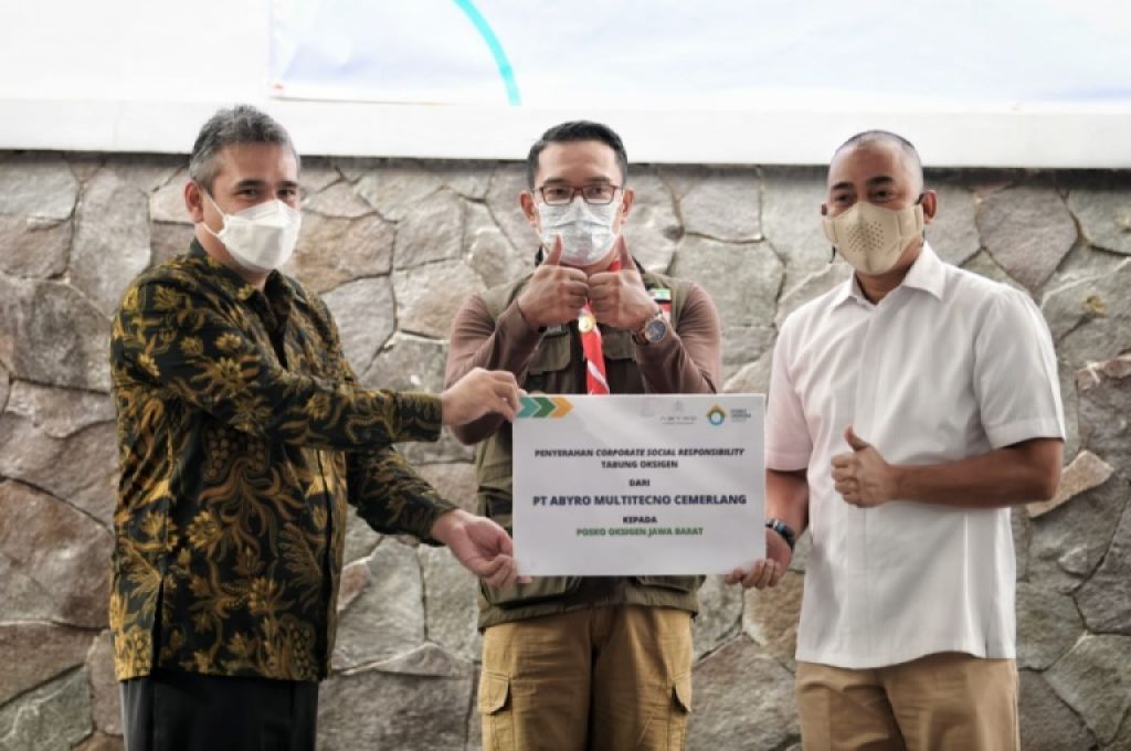 Bantuan diterima langsung oleh Gubernur Jabar Ridwan Kamil di Kantor PT Migas Hulu Jabar, Kota Bandung, Rabu (14/7/2021)