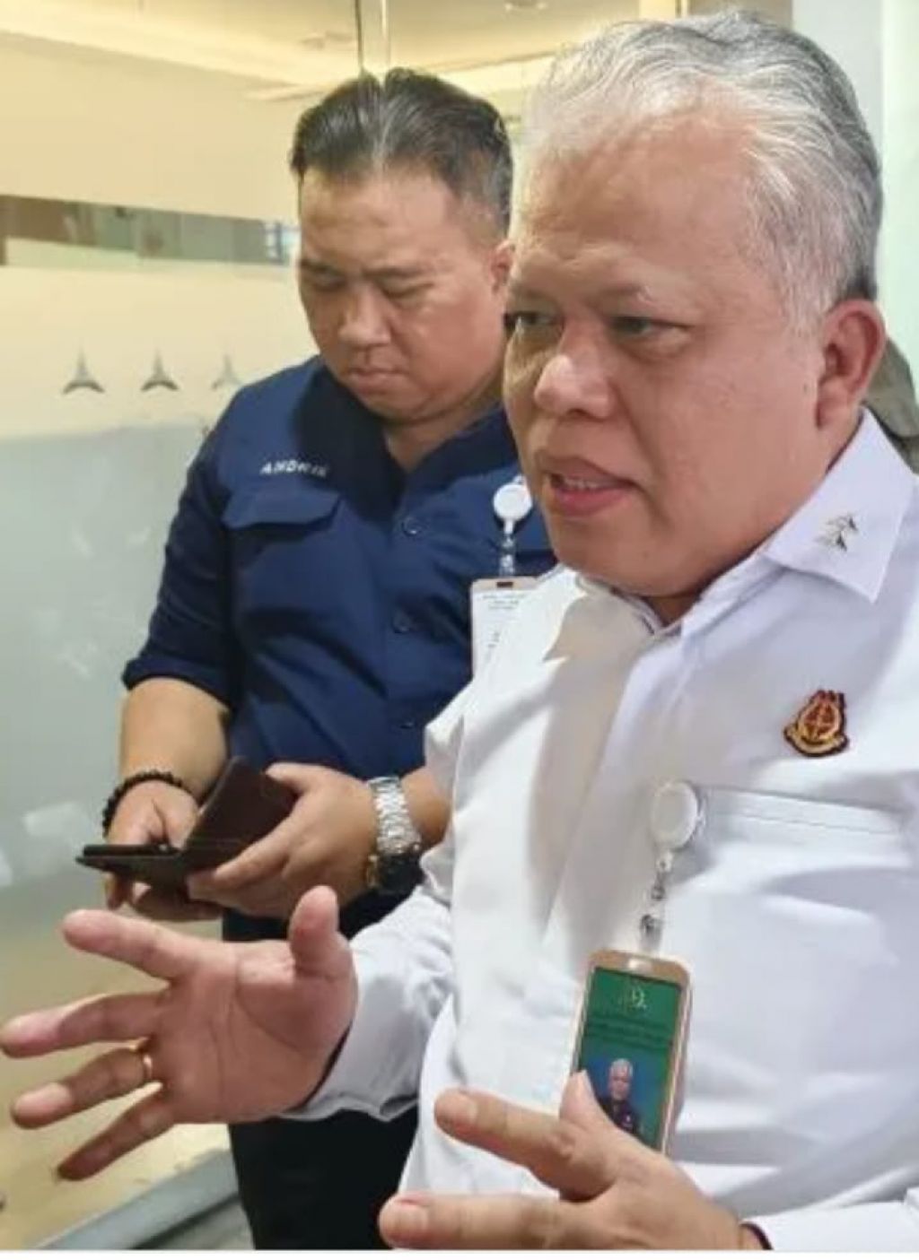 Kepala Pusat Penerangan Hukum (Kapuspenkum) Kejaksaan Agung Harli Siregar menjawab pertanyaan awak media di Gedung Kejaksaan Agung, Jakarta