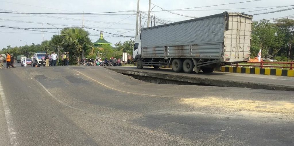 Jembatan Ngaglik 1 di Lamongan Ambles