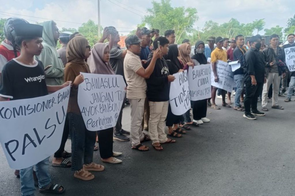 Bawaslu Pamekasan Digeruduk massa Usai Temui Gus Miftah di Rumahnya