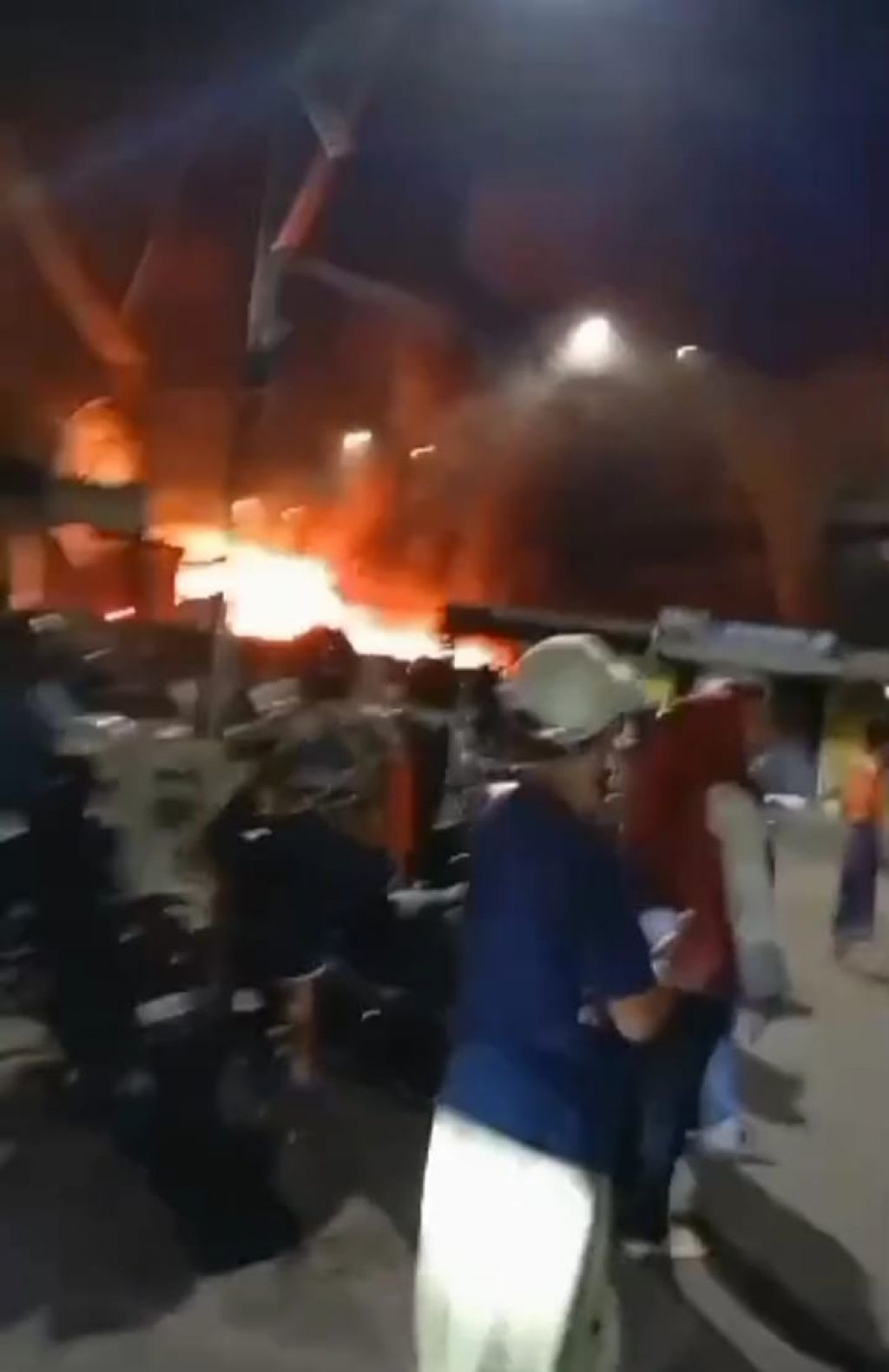 Suasana Kebakaran tepat dibawah Bentangan Jalan Tol 
