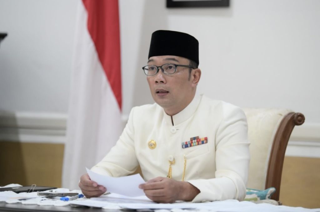 Gubernur Jawa Barat Ridwan Kamil melaporkan kepada Wakil Presiden Ma'ruf Amin dalam rapat penanganan COVID-19 di Jabar secara virtual dari Gedung Pakuan, Kota Bandung, Kamis (22/7/2021).