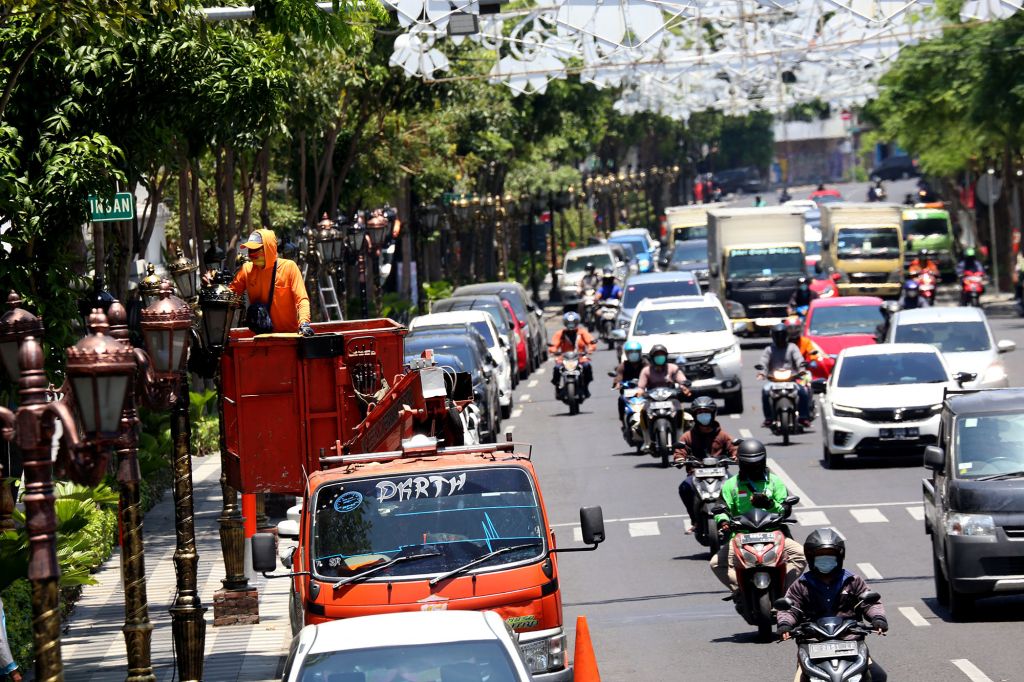 Pembersihan lampu jalan tunjungan