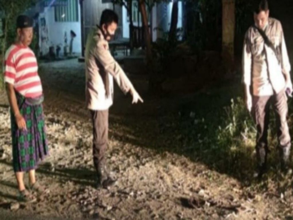 foto Warga menunjuk lokasi kejadian