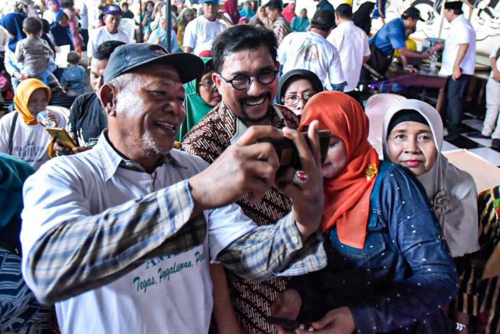 Warga Keputih, Sukolilo, Surabaya berebut foto bareng Machfud Arifin