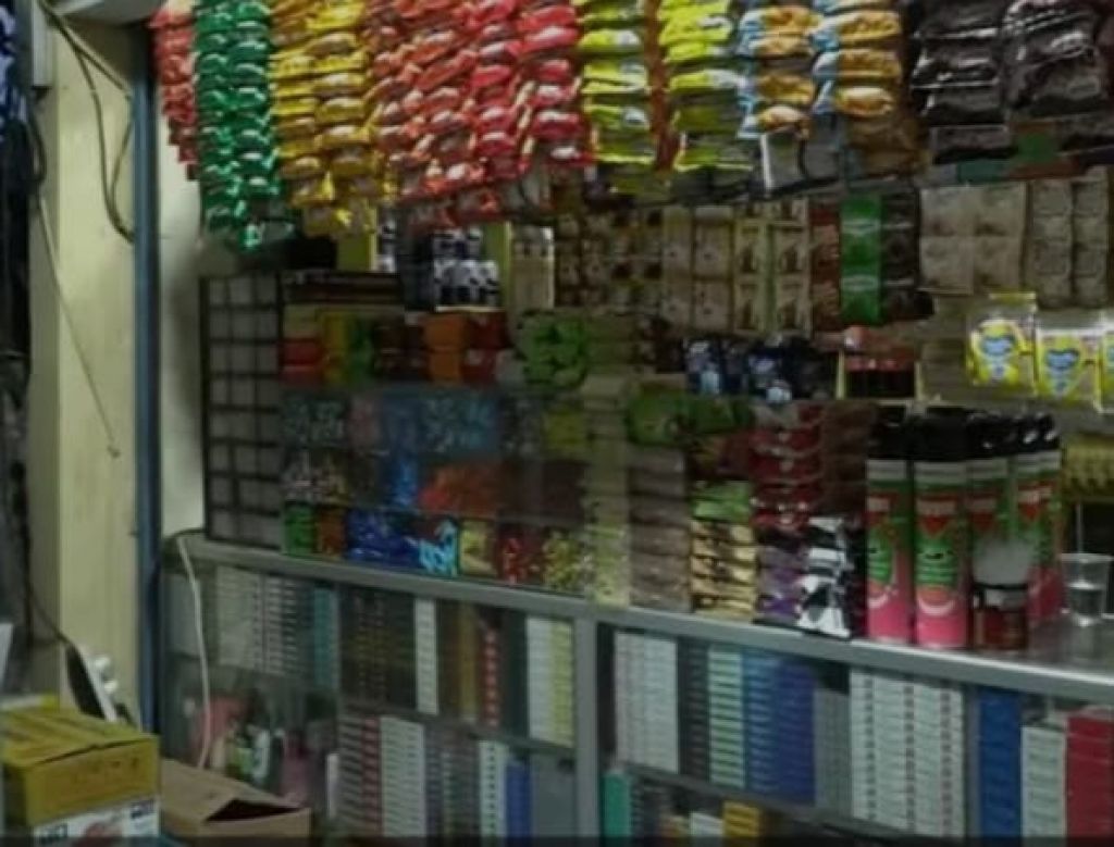 Warung Madura lengkap untuk kebutuhan sehari-hari