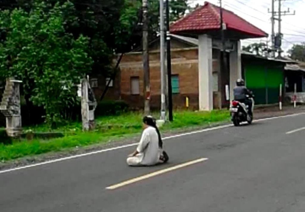 Capture video instagram seorang pria salat di tengah jalan