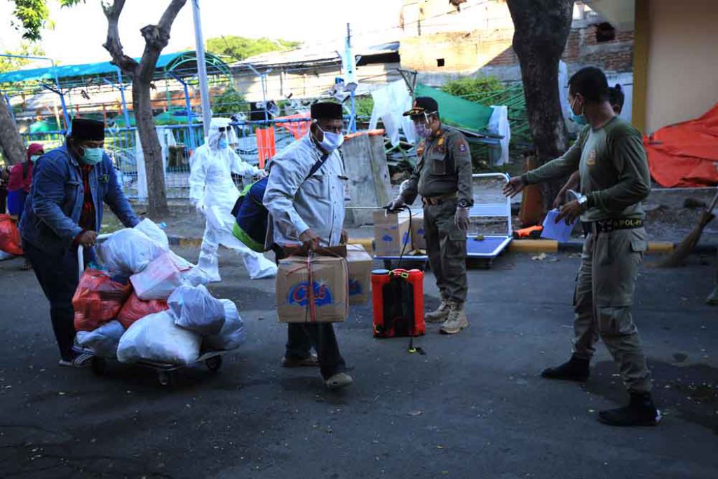 Warga pulang setelah dinyatakan sembuh dari Covid-19 
