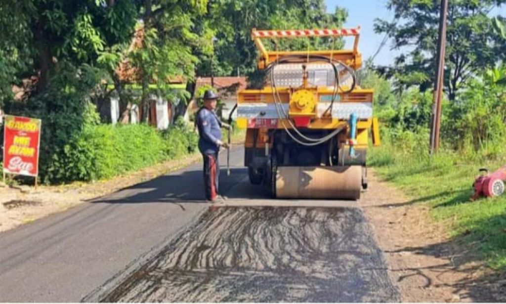 Pemkab Probolinggo melakukan perbaikan Jalan