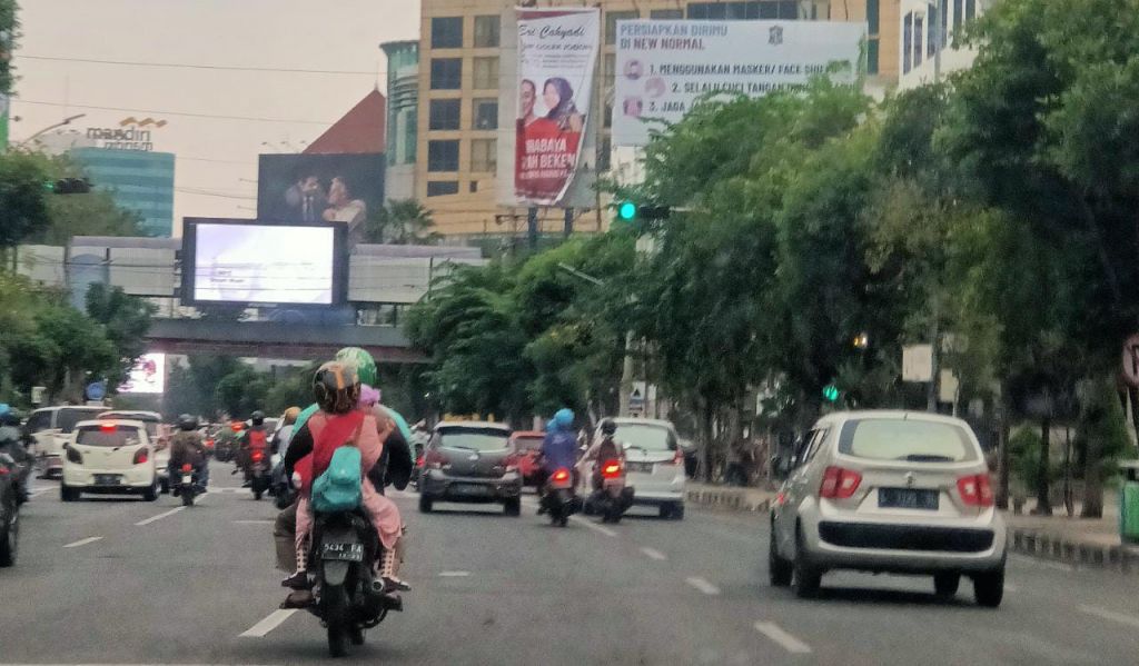 Reklame Bergambar Eri Cahyadi di Surabaya