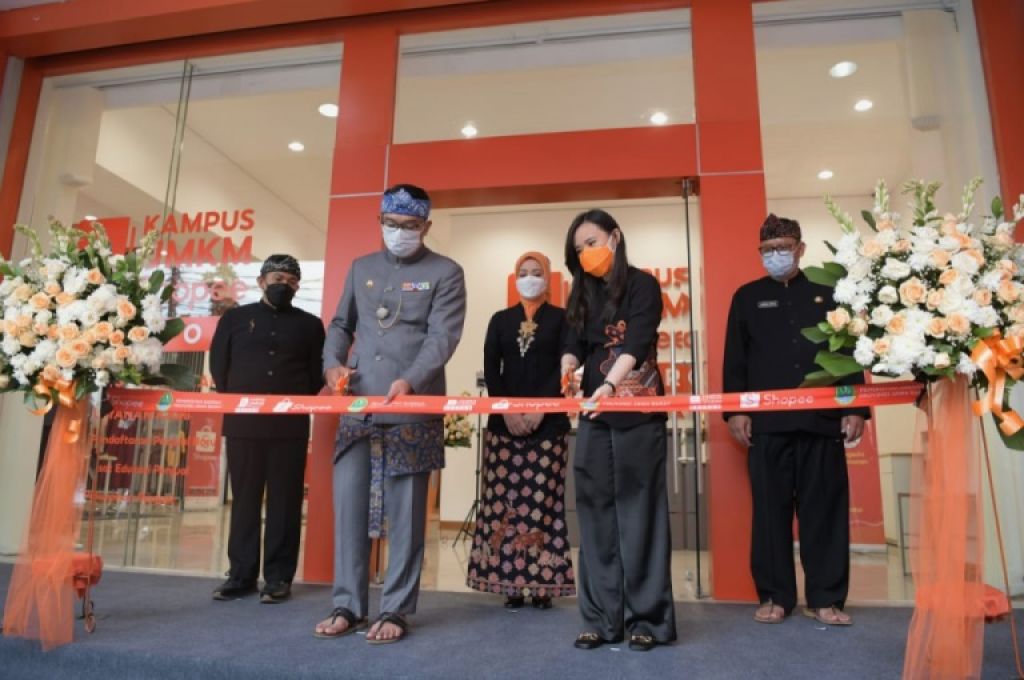 Gubernur Jawa Barat (Jabar) Ridwan Kamil meresmikan Kampus UMKM Shopee Ekspor di Kota Bandung, Kamis (5/8/2021)