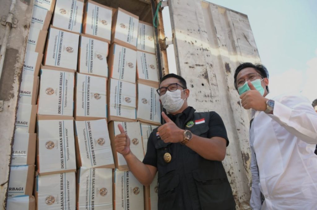 Secara simbolis pembagian sembako dilakukan di Kota Baru Parahyangan, Padarangan, Kabupaten Bandung Barat, Selasa (3/8/2021).  