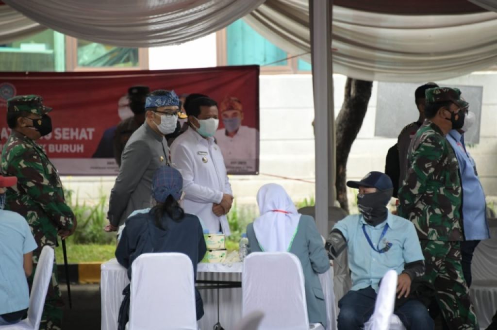 Gubernur Jawa Barat (Jabar) Ridwan Kamil mendampingi Kapolri Jenderal Listyo Sigit Prabowo dan Panglima TNI Marsekal Hadi Tjahjanto meninjau pelaksanaan vaksinasi massal Konfederasi Serikat Pekerja Seluruh Indonesia (KSPSI) 