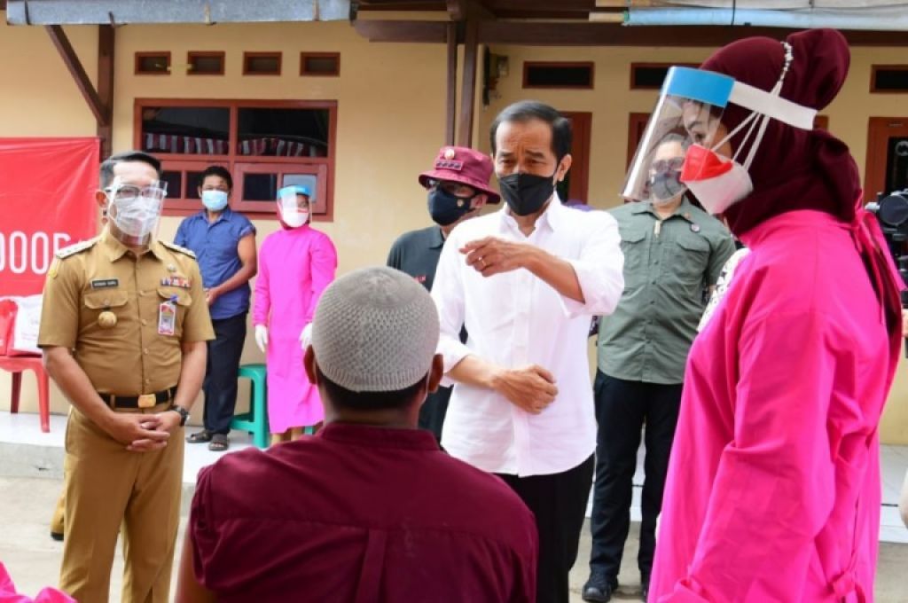 Gubernur Jawa Barat Ridwan Kamil mendampingi Presiden Joko Widodo meninjau vaksinasi COVID-19 pintu ke pintu atau door to door di Kampung Pengampaan, Kecamatan Harjamukti, Kota Cirebon, Selasa (31/8/2021).