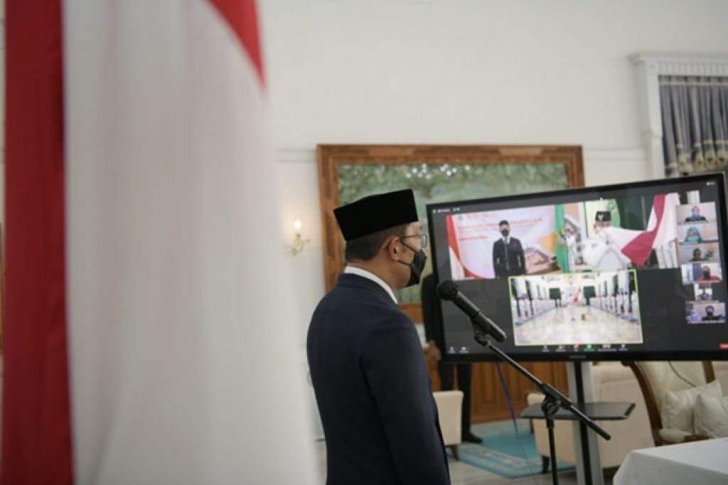 Gubernur Jawa Barat (Jabar) Ridwan Kamil mengukuhkan anggota Pasukan Pengibar Bendera Pusaka (Paskibraka) Tingkat Provinsi Jabar Tahun 2021 secara virtual dari Gedung Pakuan, Kota Bandung, Jumat (13/8/2021). 