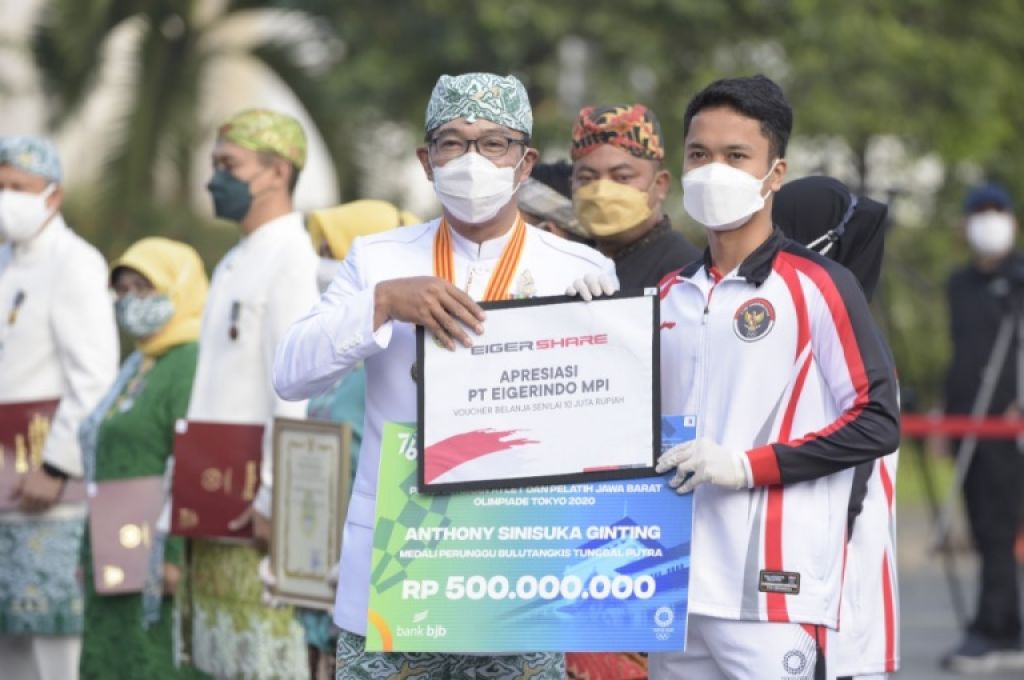 Gubernur Jawa Barat (Jabar) Ridwan Kamil menyerahkan kadeudeuh kepada atlet asal Jabar yang telah berjuang mengharumkan nama Indonesia di Olimpiade Tokyo 2020.