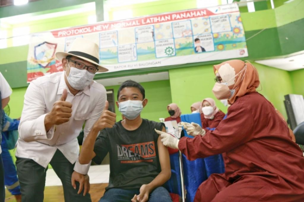 Ridwan Kamil- saat meninjau pelaksanaan Gebyar Vaksinasi Massal untuk Masyarakat Umum Usia di Atas 12 Tahun di Komplek Bumi Patra, Balongan, Kabupaten Indramayu, Jumat (10/9/2021). 