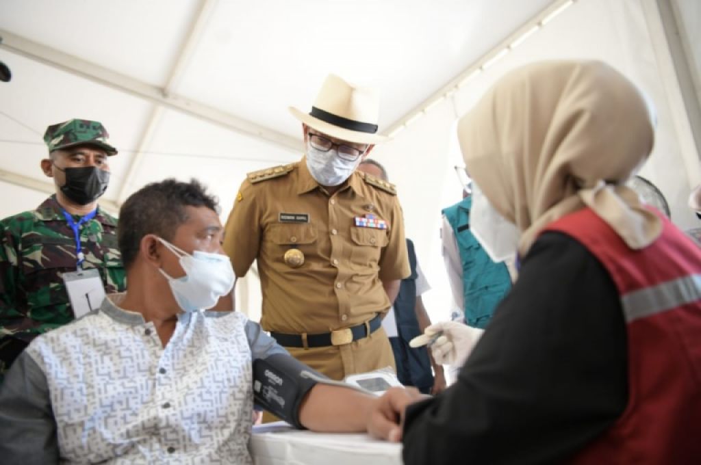 Gubernur Jawa Barat (Jabar) Ridwan Kamil meninjau pelaksanaan Gerakan Vaksinasi COVID-19 Dewan Ketahanan Nasional (Wantannas) Republik Indonesia di Sentra Vaksinasi Masjid Al-Jabbar, Kota Bandung, Senin (23/8/2021). 