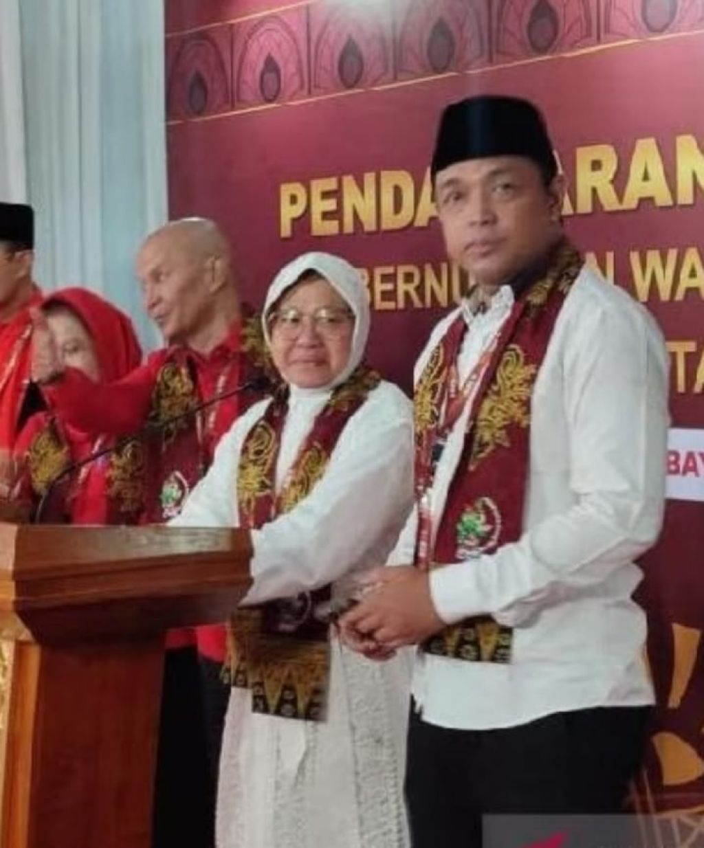 Bakal Pasangan Calon Gubernur dan Wakil Gubernur Jawa Timur Tri Rismaharini-Zahrul Azhar Asumta di Kantor KPU Jatim di Surabaya