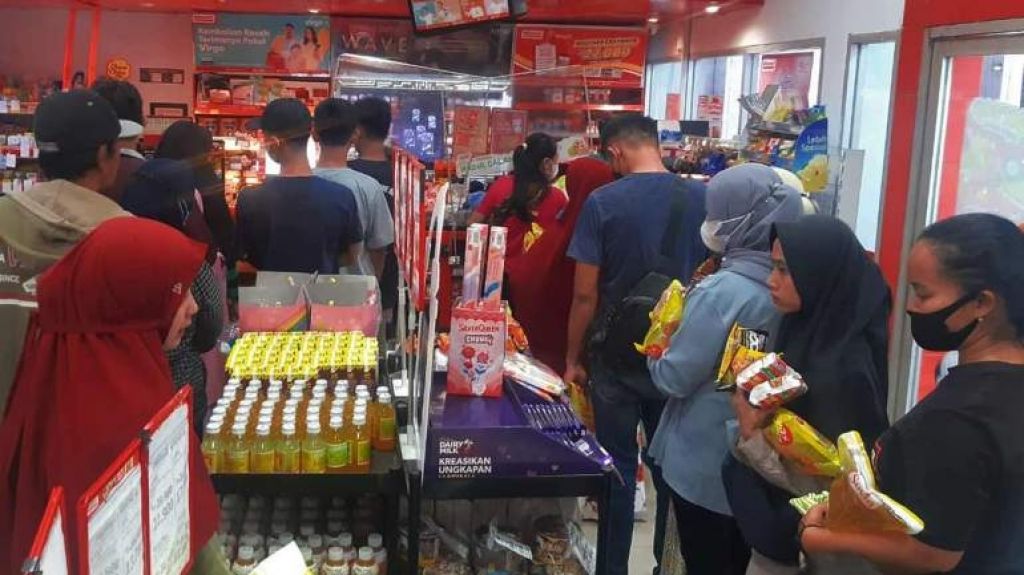 Kelangkaan minyak terjadi di mana-mana.