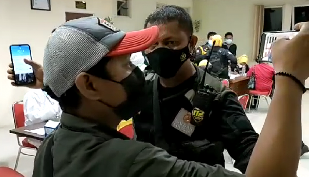 petugas Linmas menghalangi wartawan saat pengambilan gambar