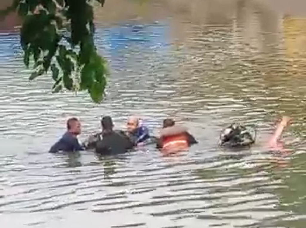 Petugas saat evakuasi jasad korban tenggelam