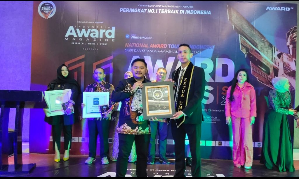 Ketua Umum Organisasi Advokat PUMI (Pembela Umum Indonesia) Rahadi Sri Wahyu Jatmika (mengenakan jas hitam)