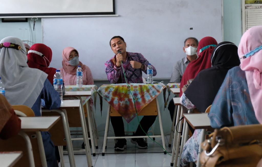  Walikota Surabaya, Eri Cahyadi saat memberikan arahan kepada sejumlah guru