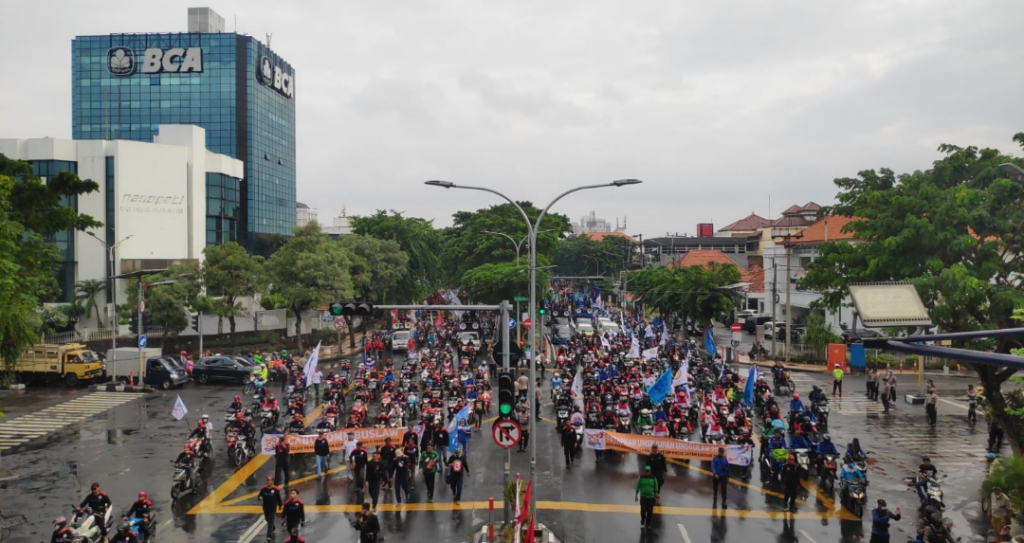 Imbas Aksi Demo Buruh, Beberapa Jalan Protokol Surabaya Macet