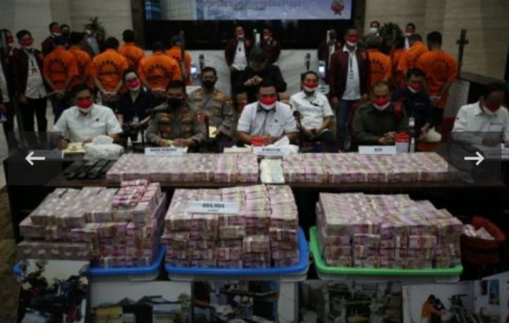 Polisi merilis tersangka dan barang bukti.