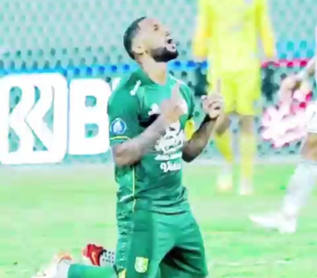 Alie Sesay mencetak gol kemenangan untuk Persebaya.
