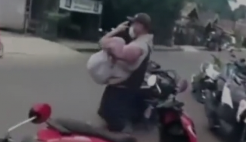 Tubuh Sandra saat diselamatkan salah satu warga.